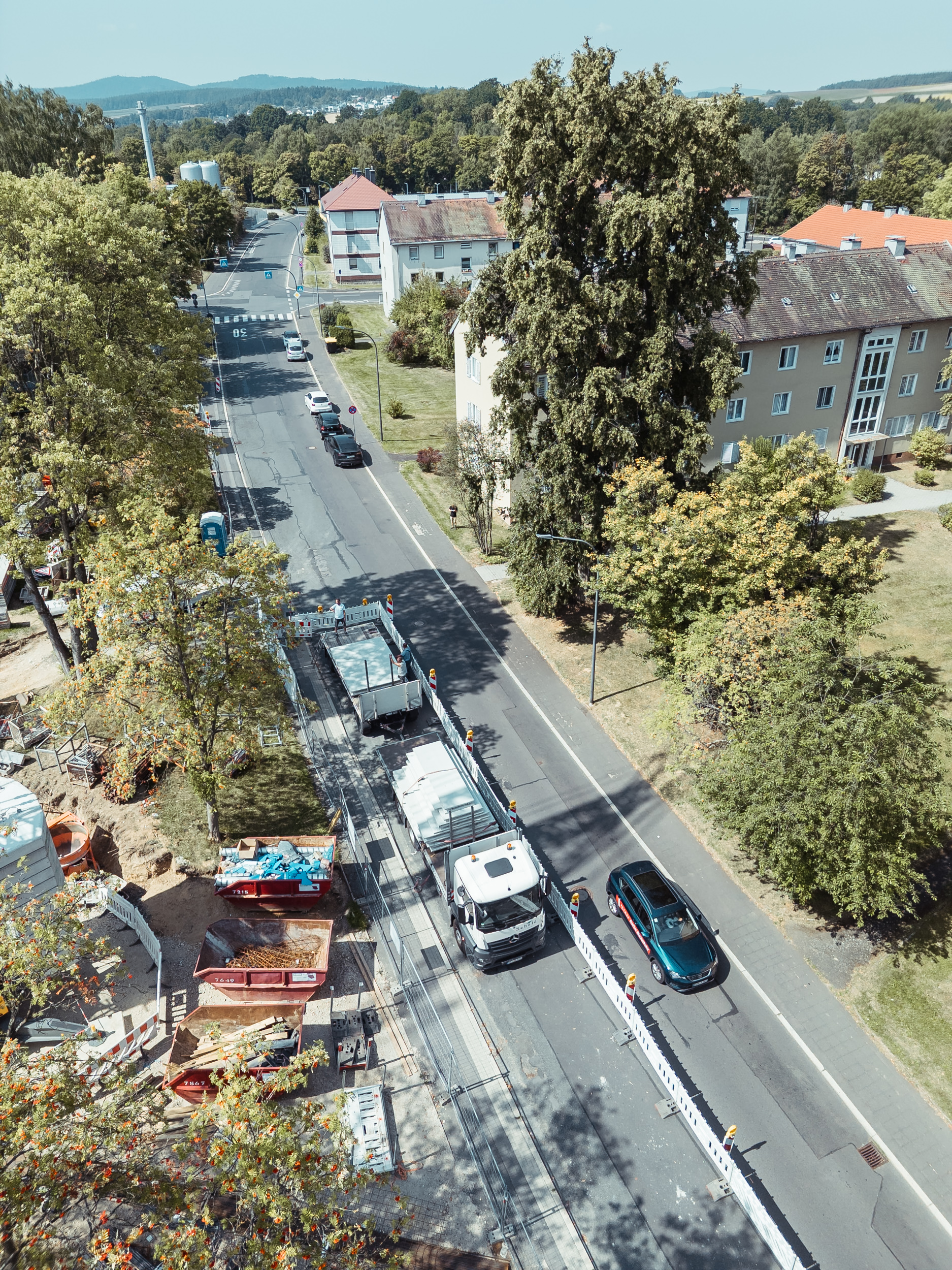 Anlieferung von Betonfertigteilen mit dem Sebald-LKW zur Baustelle