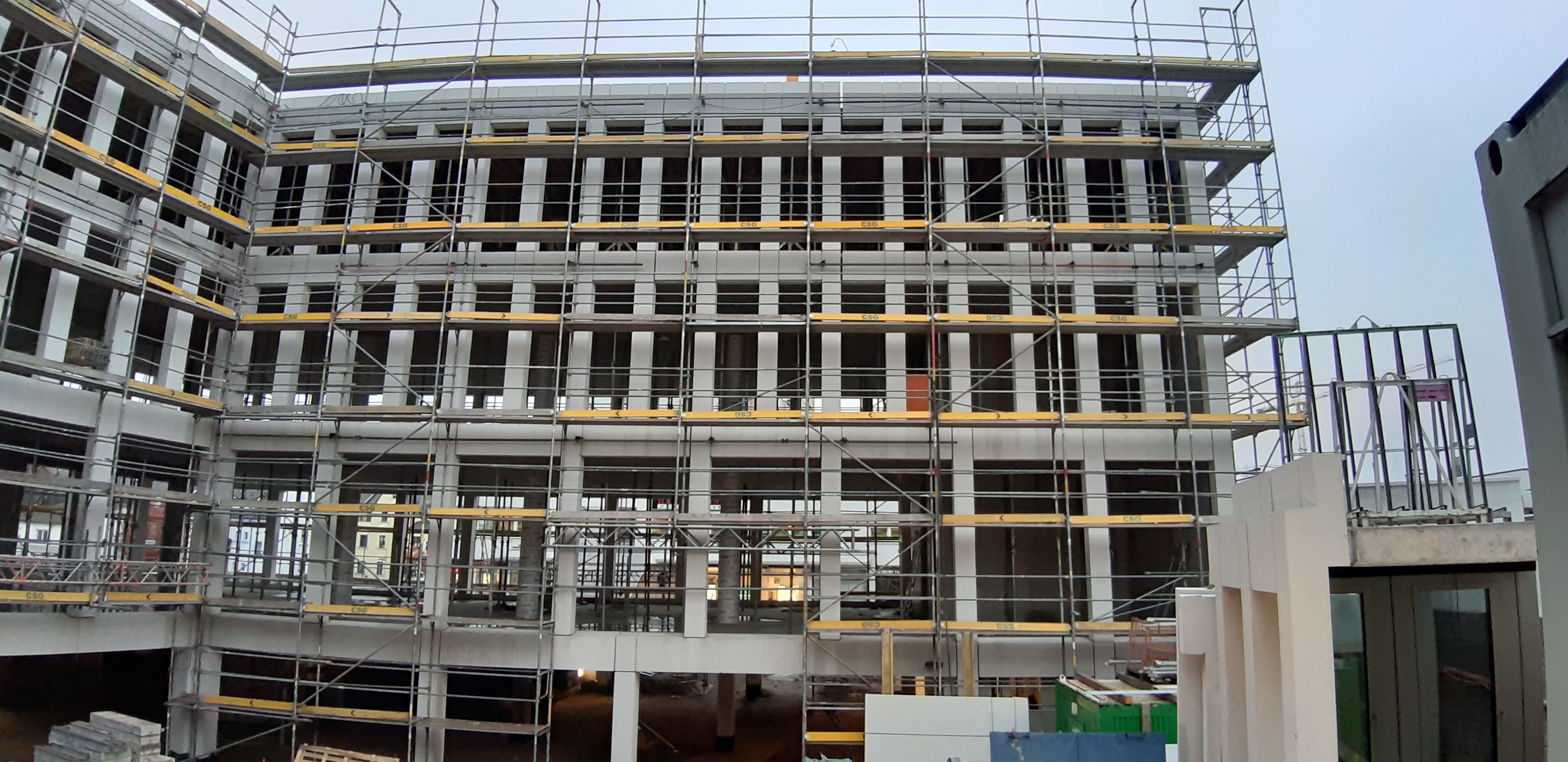AOK-Neubau in Weiden im Rohbau – Geschossdecken und Doppelwände aus Betonfertigteilen der Sebald GmbH