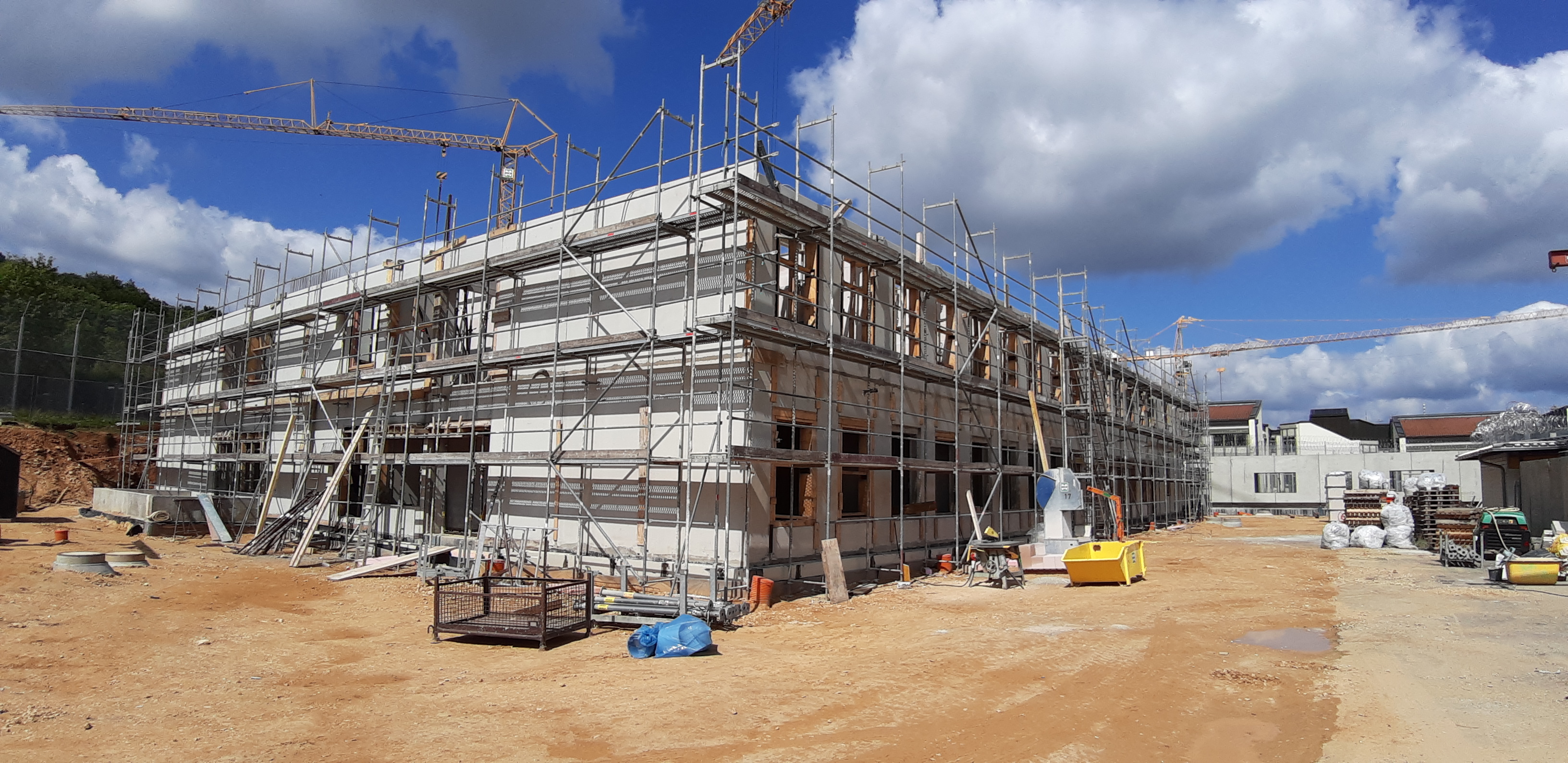 Bezirkskrankenhaus Parsberg im Rohbau – Elementdecken und Doppelwände aus Betonfertigteilen der Sebald GmbH