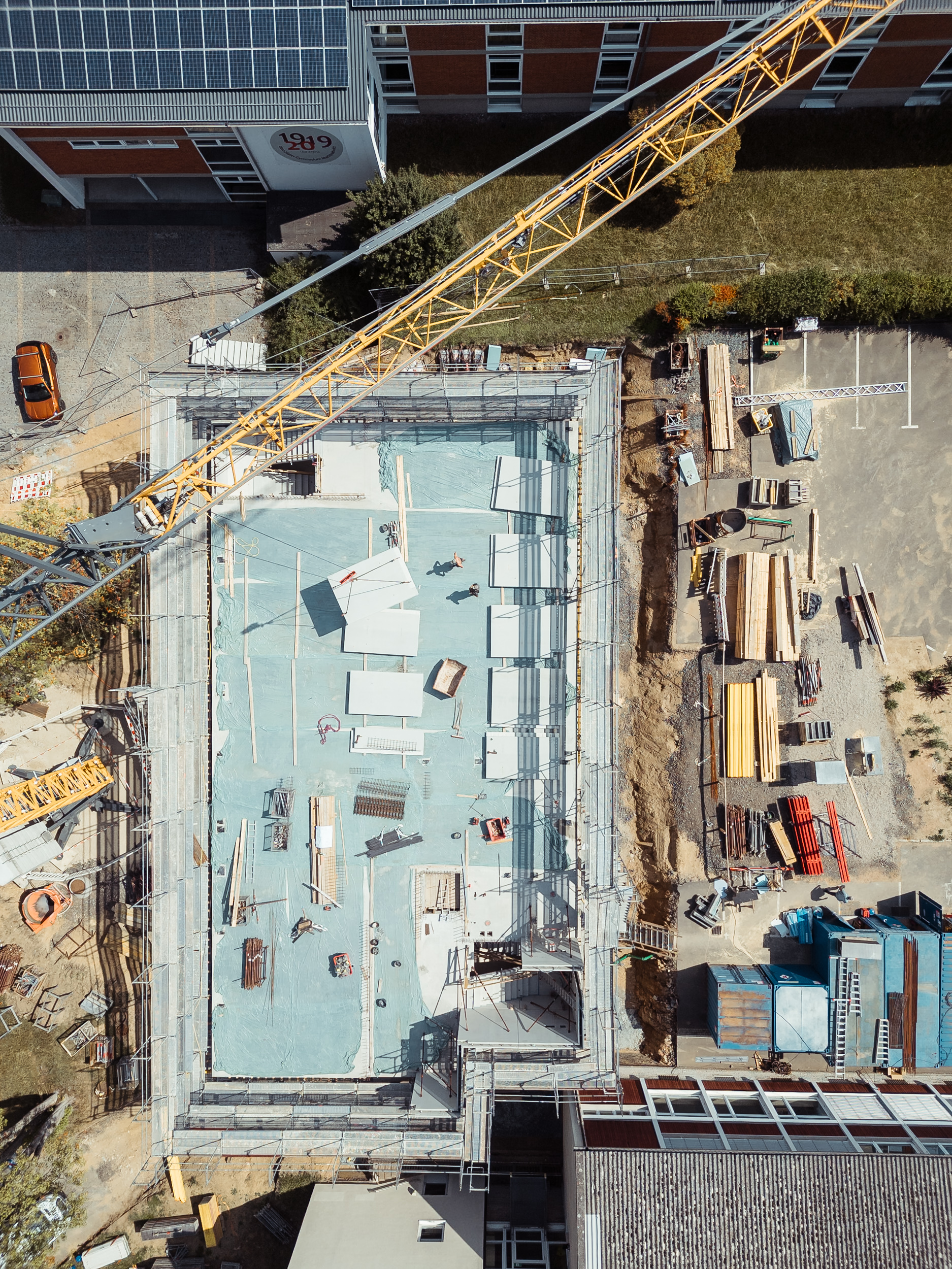 Schule Marktredwitz – Luftaufnahme der Montage von Elementdecken
