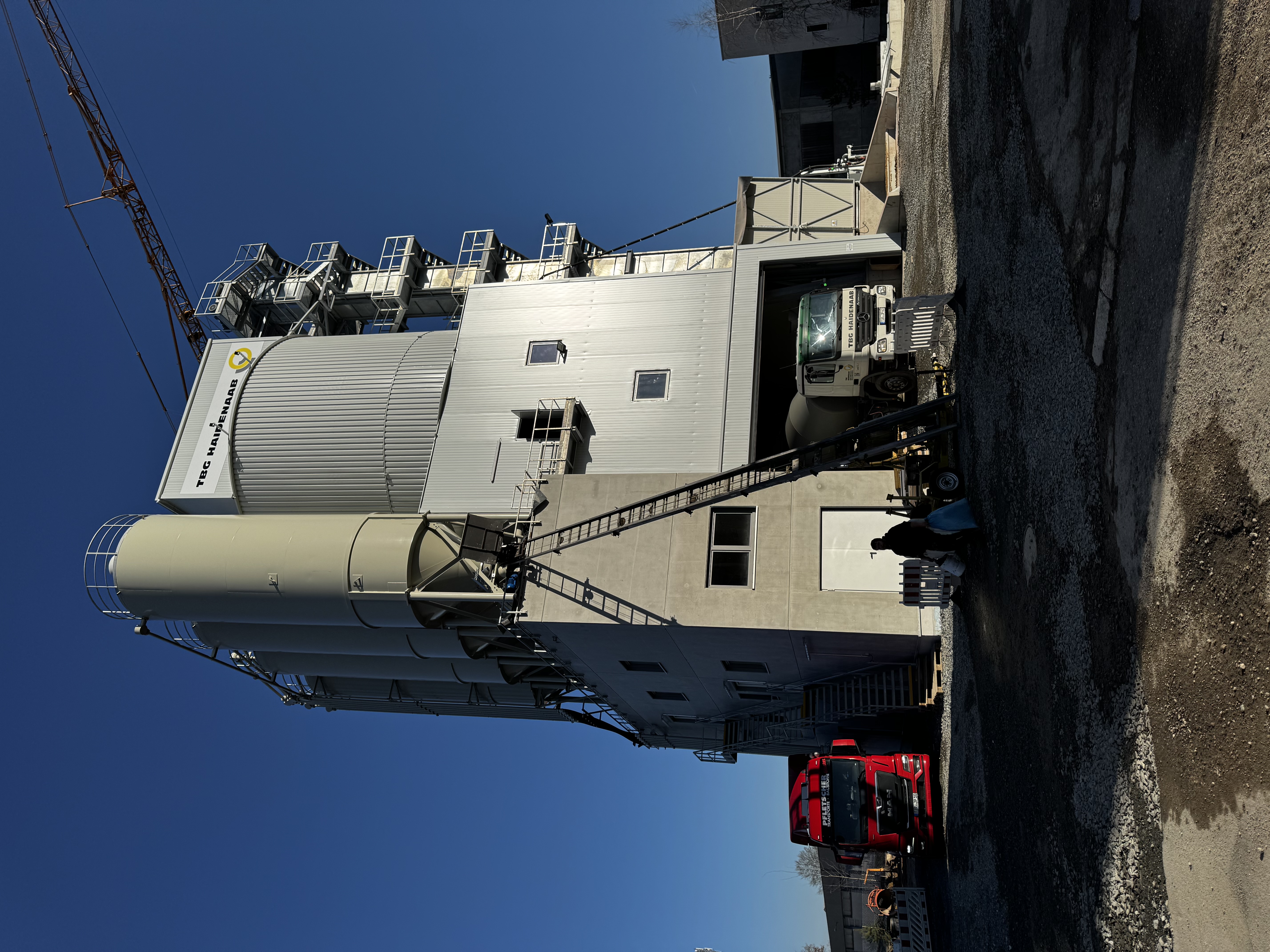 Transportbetonwerk bei Weiden – Mischturm mit Zementsilos, errichtet mit Thermowänden der Sebald GmbH