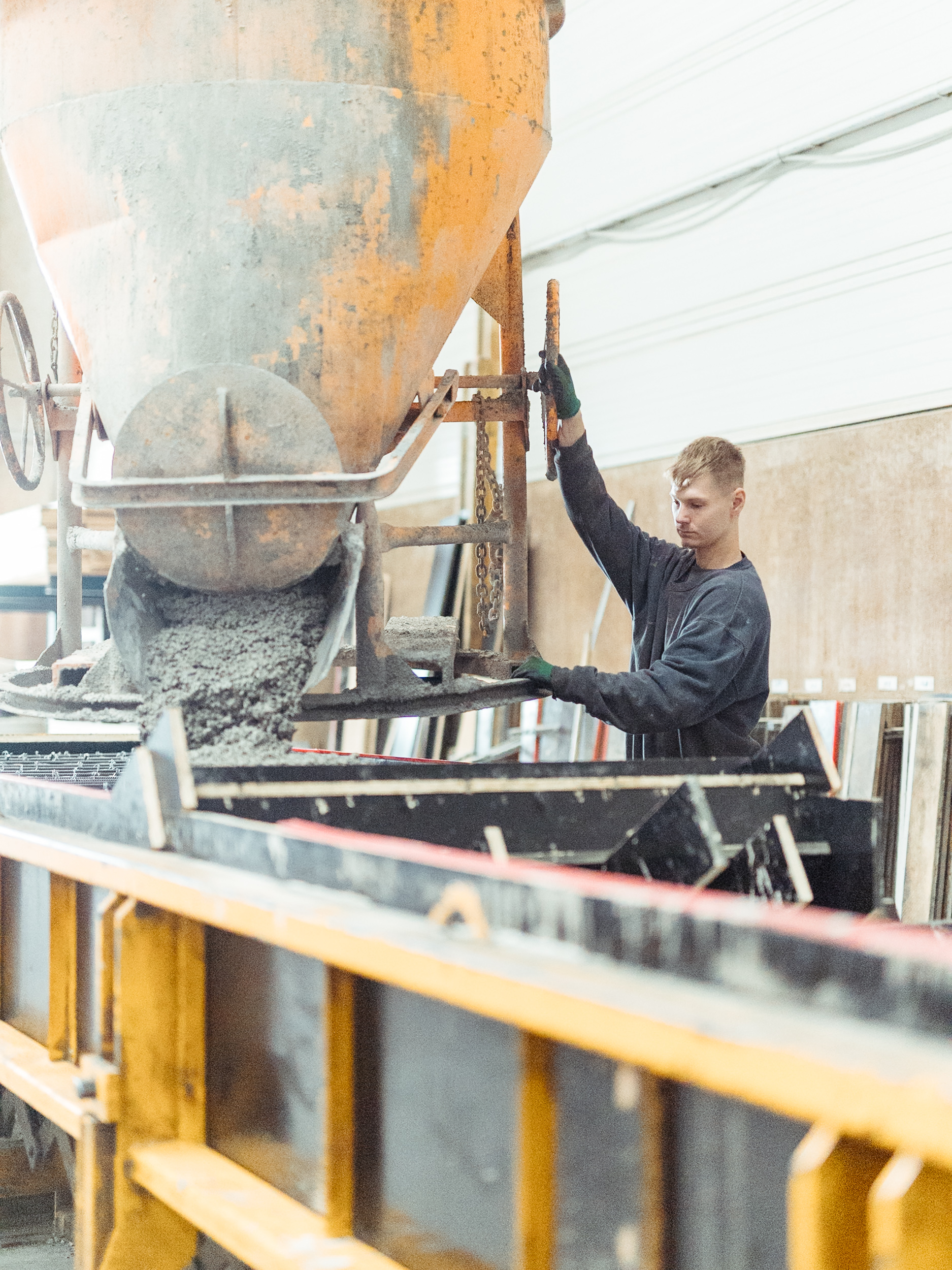 Mitarbeiter beim Betonieren eines Fertigteils im Werk